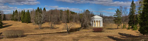 Panorama de primavera del Parque Pavlovsk en las cercanías de San Petersbu — Foto de Stock