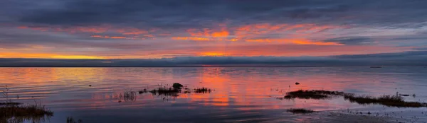 Panorama grand format du coucher de soleil pittoresque sur la mer — Photo