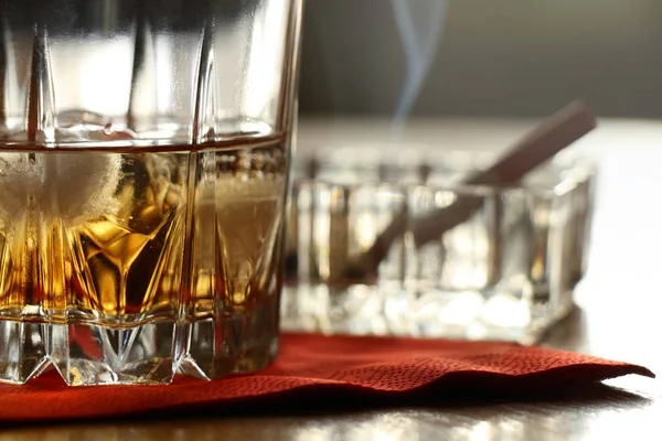 岩の上のウイスキーとタバコ — ストック写真