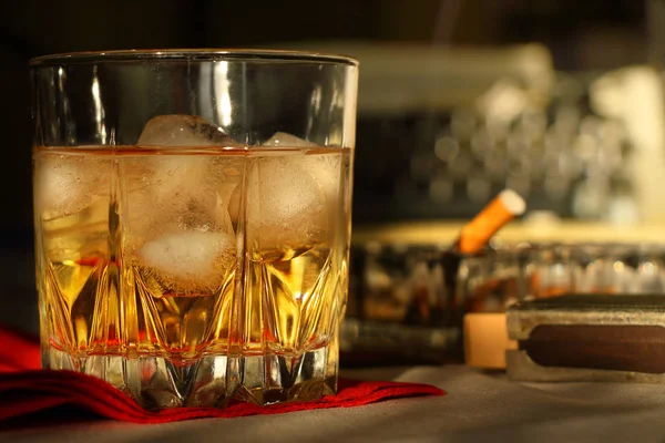 Un vaso de whisky en las rocas, un cigarrillo y un tipo de escritor — Foto de Stock