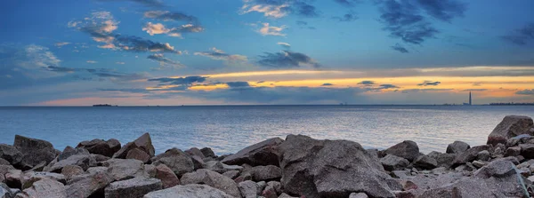 Rocky shore of the Gulf of Finland in St. Petersburg — Stock Photo, Image
