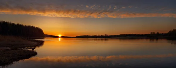 Panorama malebného západu slunce nad zrcadlovým jezerem — Stock fotografie