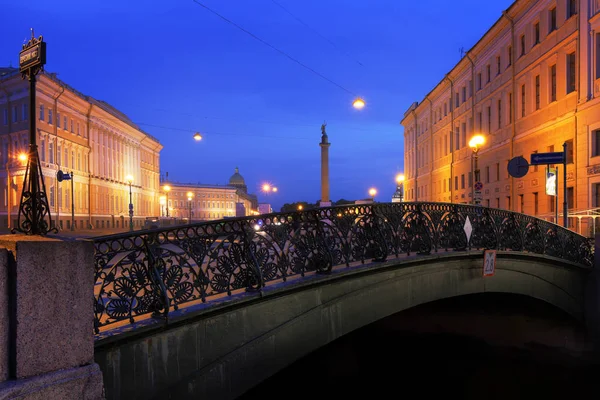 A pevchesky-híd és a palota tér Szentpéterváron — Stock Fotó