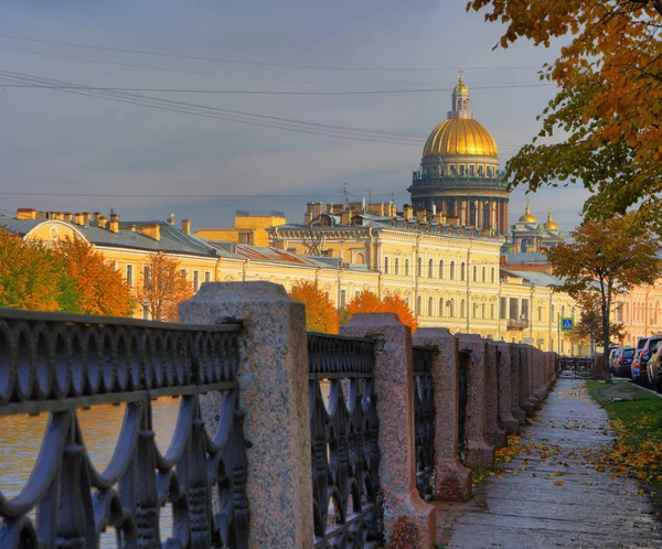 Набережная реки Мойки и Исаакиевский собор в Санкт-Петербурге — стоковое фото