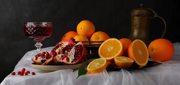 Natureza morta com um copo de vinho, jarro e fruta em um backgro escuro — Fotografia de Stock