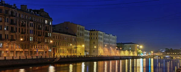 Éjszakai kilátás a Fontanka-folyó rakparton Szentpéterváron — Stock Fotó