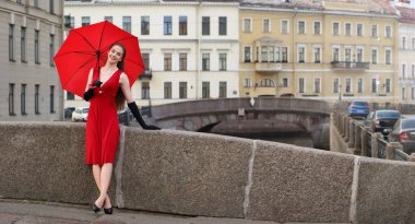 St Petersburg caddelerine karşı kırmızı bir elbise kız