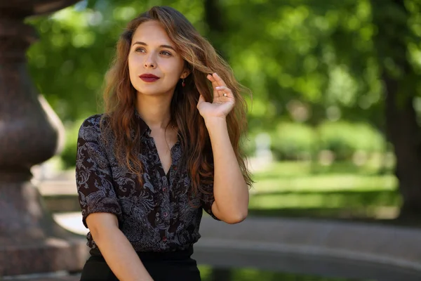 Menina bonita em um passeio no parque de verão — Fotografia de Stock