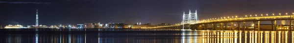 Vista nocturna del diámetro occidental de alta velocidad de San Petersburgo — Foto de Stock