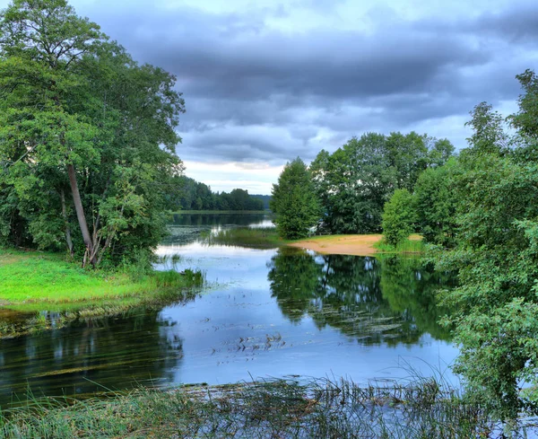 Pintoresco paisaje de verano con un río tranquilo — Foto de Stock