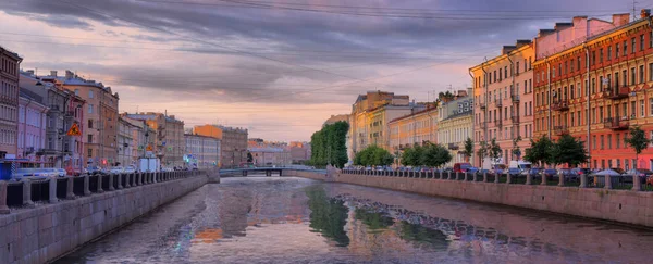 Panorama do aterro do canal Griboyedov em São Petersburgo — Fotografia de Stock