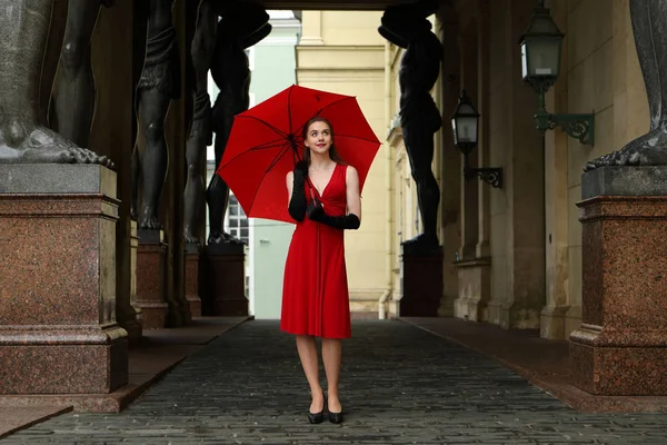Vacker flicka i en röd klänning för en promenad i St Petersburg — Stockfoto