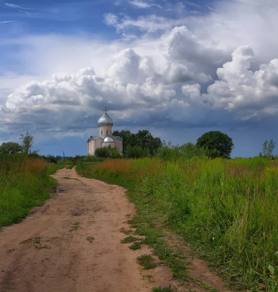 Rosyjski krajobraz z drogi do świątyni — Zdjęcie stockowe