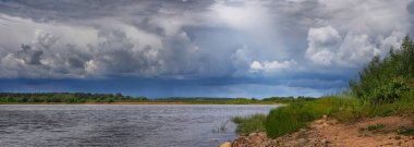 Nehir ve pitoresk, bulutlu gökyüzü ile yaz Panoraması
