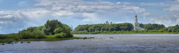 Panorama rzeki Volkhov i klasztor Yuriev w Vicini — Zdjęcie stockowe