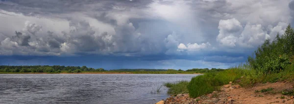 Sommerpanorama mit Fluss und malerischem, bewölkten Himmel — Stockfoto