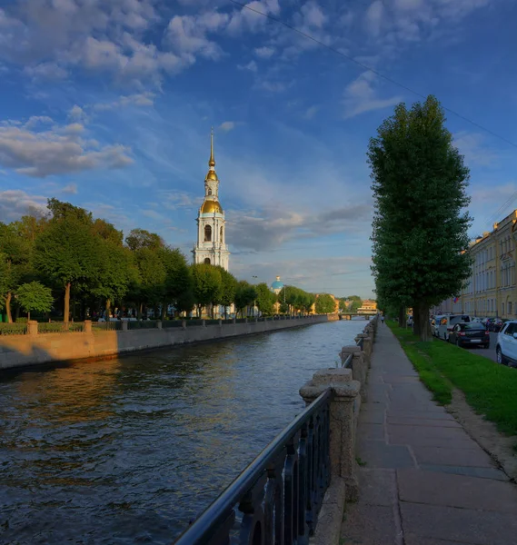 Canal de Kryukov y el campanario de la Catedral de San Nicolás en St — Foto de Stock