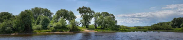 Großformatiges Sommerpanorama mit Fluss und malerischem See — Stockfoto