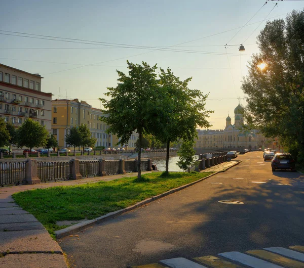 Канал Грибоедова и церковь Исидор в Санкт-Петербурге — стоковое фото