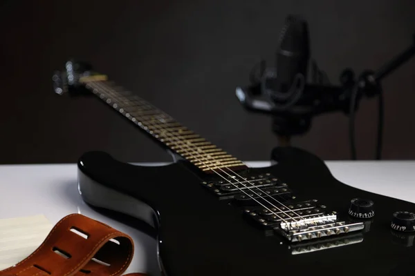 Elektrická kytara a studiový mikrofon — Stock fotografie