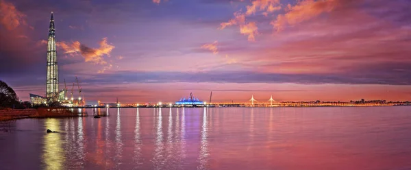 Modern St. Petersburg ve Finlandiya Körfezi'nin güneşte panoraması