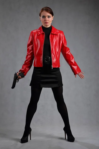 Fullängds porträtt av en kvinna med en pistol — Stockfoto
