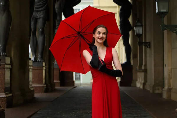 Красива дівчина з червоною парасолькою на прогулянці в Санкт-Петербурзі — стокове фото