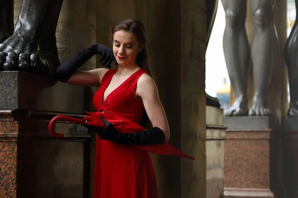 Menina bonita em um vestido vermelho para um passeio em São Petersburgo — Fotografia de Stock