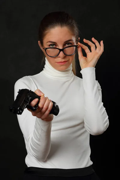 Chica sorprendida con gafas y un arma — Foto de Stock