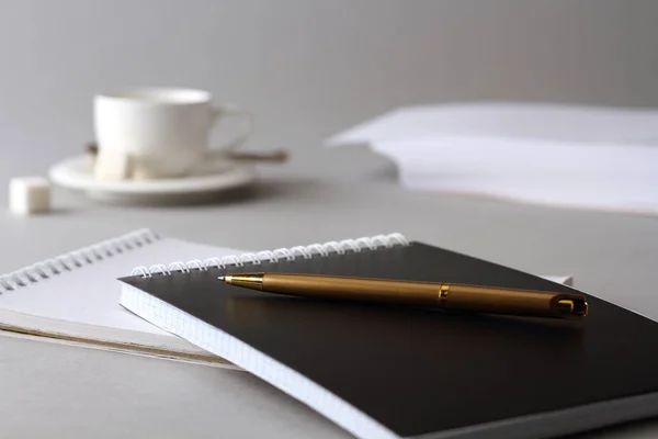 Notizbuch, Kugelschreiber und weiße Kaffeetasse — Stockfoto