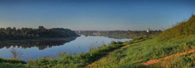 Volkhov nehri ve Staraya Ladoga'nın geniş formatpanoraması