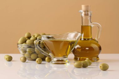 Bej arka planda zeytin ve zeytinyağı