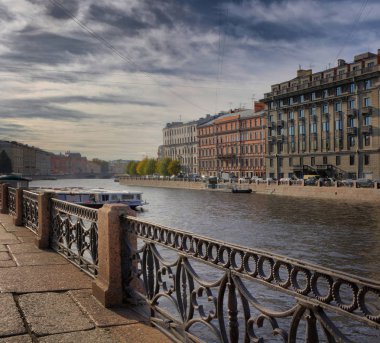St Petersburg Fontanka nehri ve Anichkov köprüsü