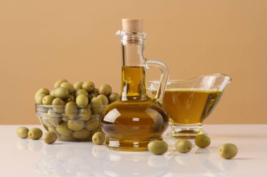 Bej arka planda zeytin ve zeytinyağı