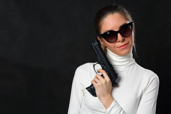 Chica en gafas de sol con un arma — Foto de Stock