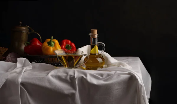 Панорамне життя з оливковою олією та перцем на темному фоні — стокове фото