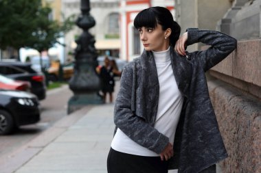 Eski şehirde bir yürüyüş güzel kız