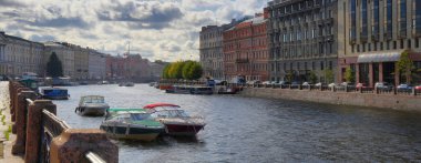 Fontanka nehri seti ve Anichkov köprüsünün panoraması