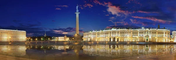 Noční širokoúhlé panorama Palácového náměstí v Petrohradě — Stock fotografie