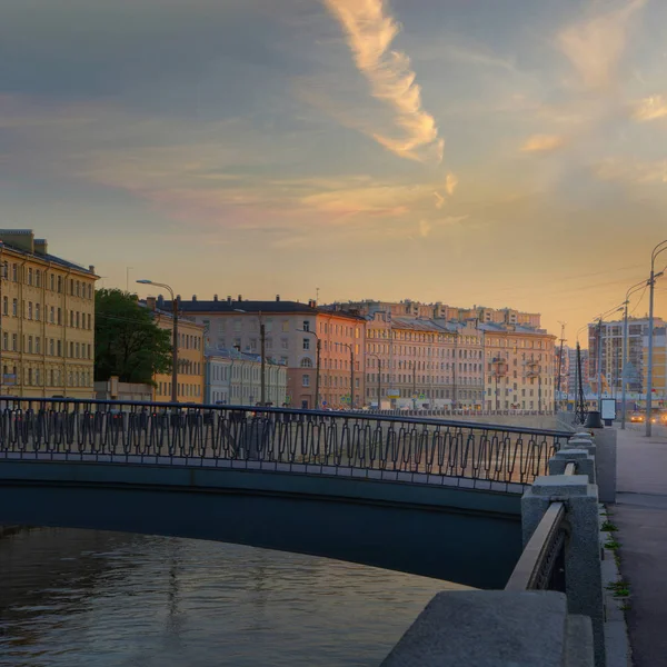 Захід сонця над насипом проточного каналу в Санкт-Петербурзі. — стокове фото