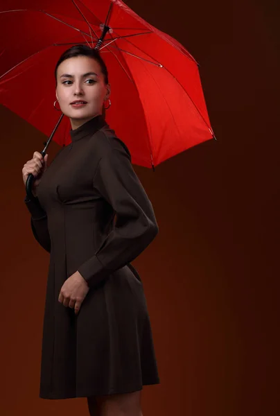 美しいです女の子で古典的なドレスとともに赤傘 — ストック写真