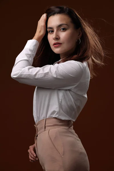 Retrato de una hermosa chica en blusa blanca — Foto de Stock