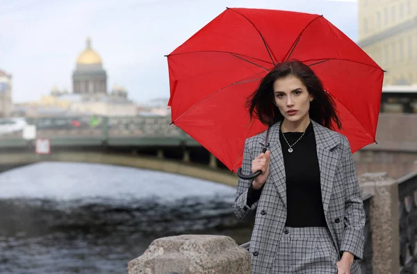 Porträtt Vacker Flicka Byxdräkt Med Rött Paraply Promenad Sankt Petersburg — Stockfoto