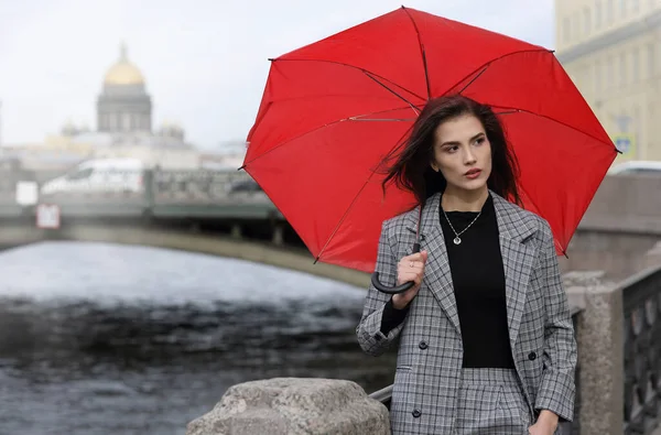 Porträtt Vacker Flicka Byxdräkt Med Ett Rött Paraply Promenad Runt — Stockfoto