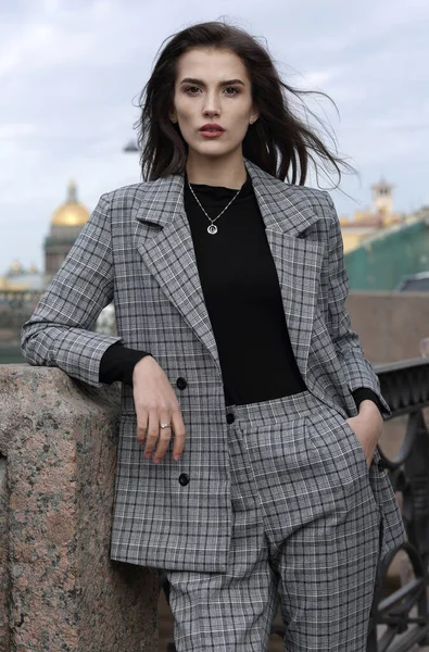 サンクトペテルブルクの名所を背景にしたパンツ姿の美しい少女の肖像 — ストック写真