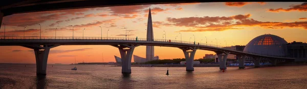 2020年6月4日俄罗斯圣彼得堡 以日落为背景的西方高速直径和拉赫塔中心全景 — 图库照片