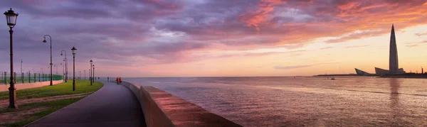 Günbatımının arka planına karşı Saint Petersburg 'daki Finlandiya Körfezi' nde kürek kanalı manzarası