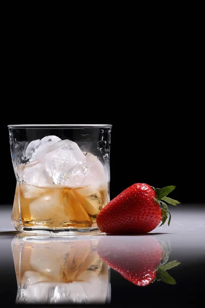 Ein Glas Whisky Mit Eis Und Erdbeere Auf Einem Glänzenden — Stockfoto