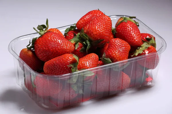 Erdbeeren Plastikverpackungen Auf Hellem Hintergrund — Stockfoto