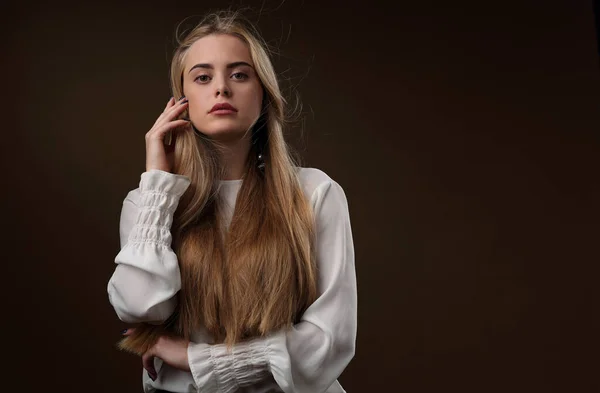 Retrato Uma Menina Bonita Com Cabelos Longos Uma Blusa Branca — Fotografia de Stock